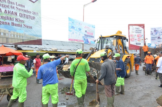 Petugas saat membersihkan sampah di Pasar Angsoduo.